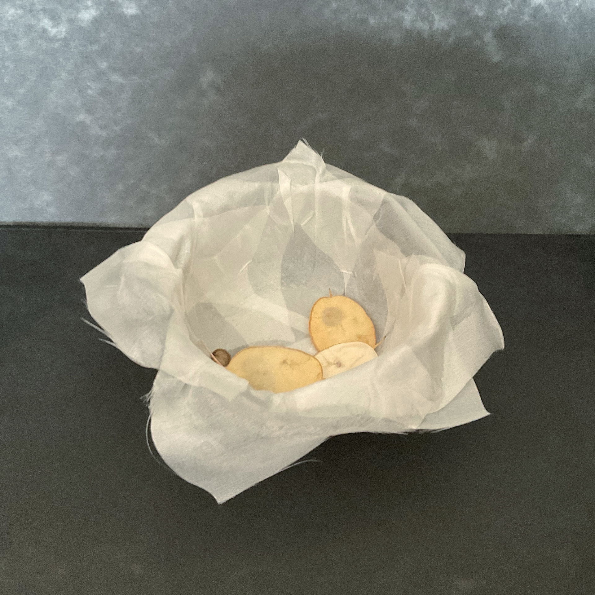 o.T., Serie KostBar I, 2022, Mischtechnik, 12 X 12 X 35 cm
